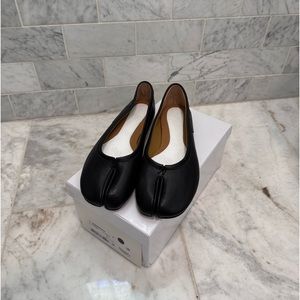 Maison Margiela tabi ballet flats in black leather. Size EU 38. NWT